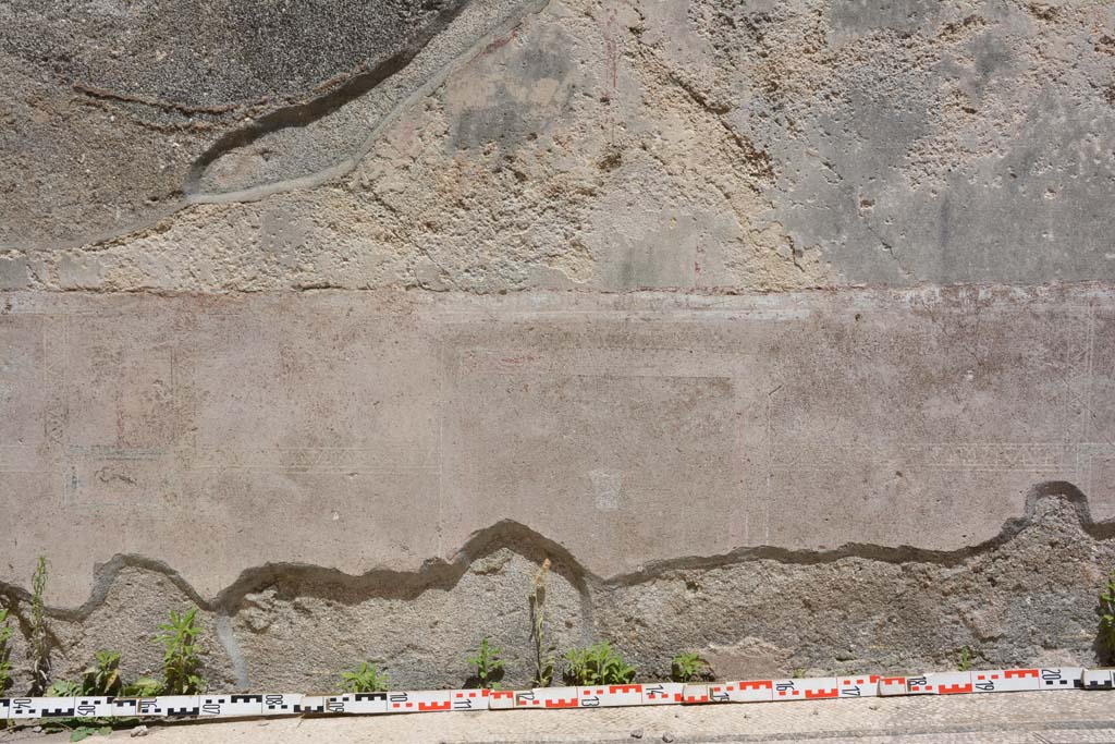 IX.5.6 Pompeii. May 2017. Room a, detail of painted decoration on zoccolo of east wall. 
Foto Christian Beck, ERC Grant 681269 DÉCOR.
According to PPM –
In the centre of the black zoccolo was a painted metal bucket.
See Carratelli, G. P., 1990-2003. Pompei: Pitture e Mosaici. IX. (9). Roma: Istituto della enciclopedia italiana, (p.410).