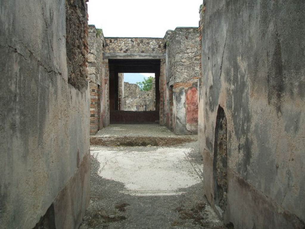 IX.5.6 Pompeii. May 2005. Looking south across atrium from entrance corridor.  The impluvium can be seen in the centre of the atrium, with an ala on either side, and a wide entrance corridor leading into the tablinum. The floor of the fauces and the atrium was made from mosaic with a border of two black lines.