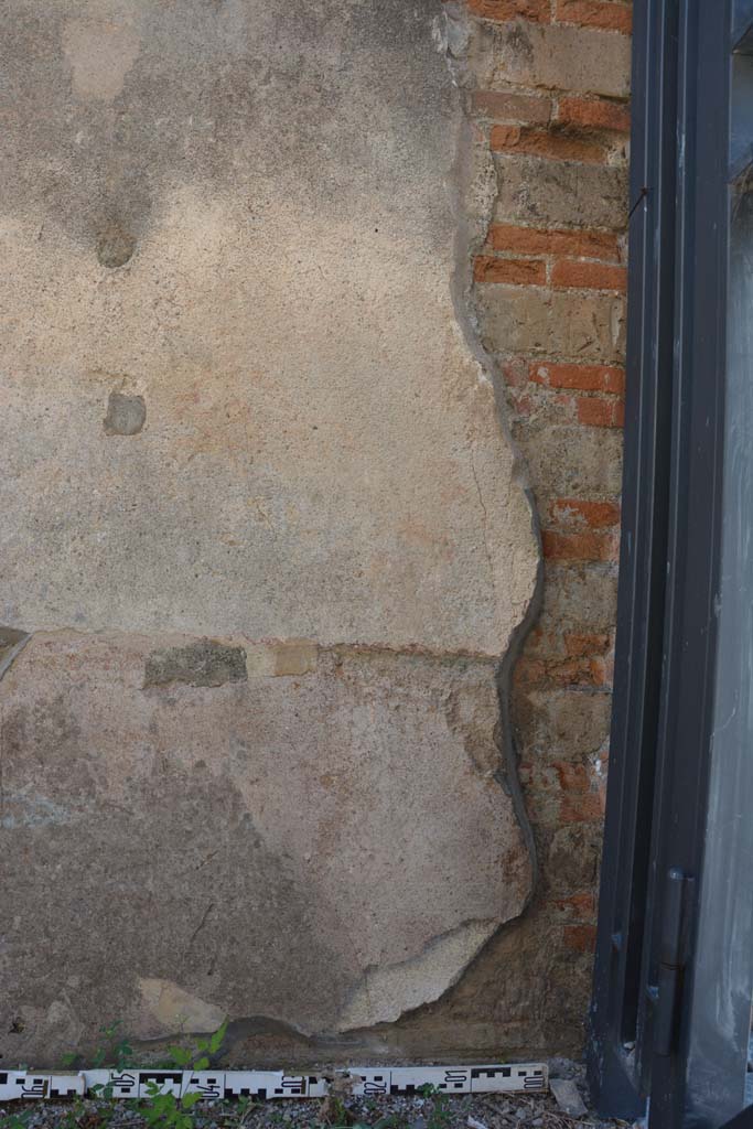 IX.5.6 Pompeii. May 2017. Room a, lower west wall at entrance doorway.
Foto Christian Beck, ERC Grant 681269 DÉCOR.