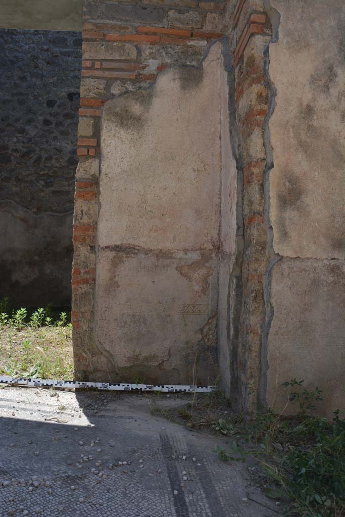 IX.5.6 Pompeii. May 2017. 
Room a, west side with doorway to room b, on left, and entrance corridor, on right. 
Foto Christian Beck, ERC Grant 681269 DÉCOR.