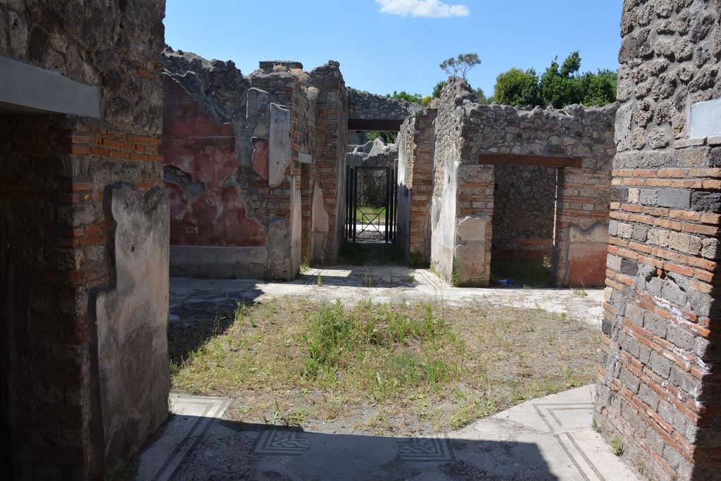 IX.5.6 Pompeii. May 2017. Atrium c’, looking across atrium c with impluvium towards entrance doorway. 
Foto Christian Beck, ERC Grant 681269 DÉCOR.
