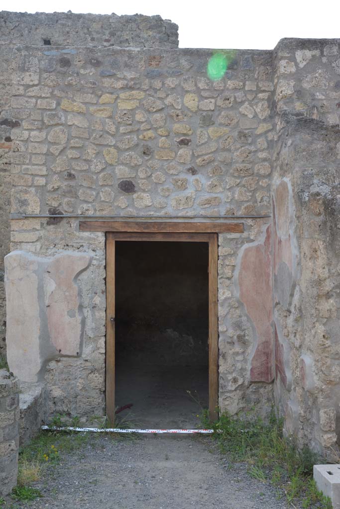IX.5.9 Pompeii. May 2017. 
Room “l (L)” ,looking west towards doorway to room in north-west corner of peristyle.
Foto Christian Beck, ERC Grant 681269 DÉCOR.