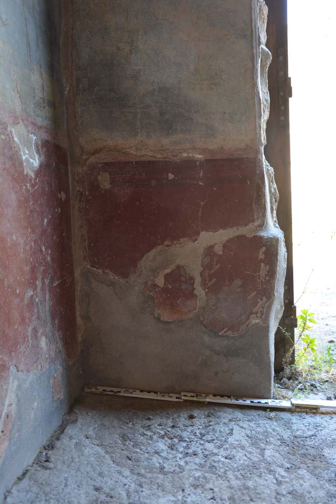 IX.5.9 Pompeii. May 2017. 
Room “l (L)”, looking towards lower east wall in north-east corner.
Foto Christian Beck, ERC Grant 681269 DÉCOR.