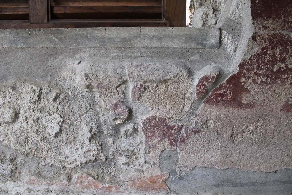 IX.5.9 Pompeii. May 2019. Room “l (L)”, remaining painted zoccolo on south wall below window.   
Foto Christian Beck, ERC Grant 681269 DÉCOR.