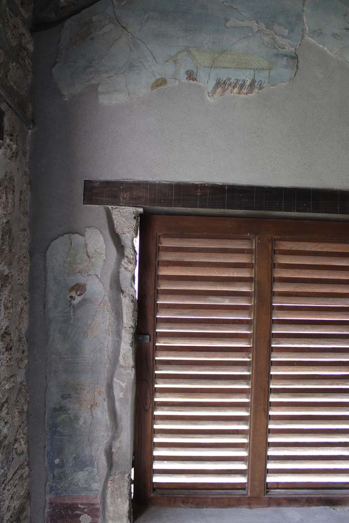 IX.5.9 Pompeii. May 2019. Room “l (L)”, south wall at east end of window.  
Foto Christian Beck, ERC Grant 681269 DÉCOR.