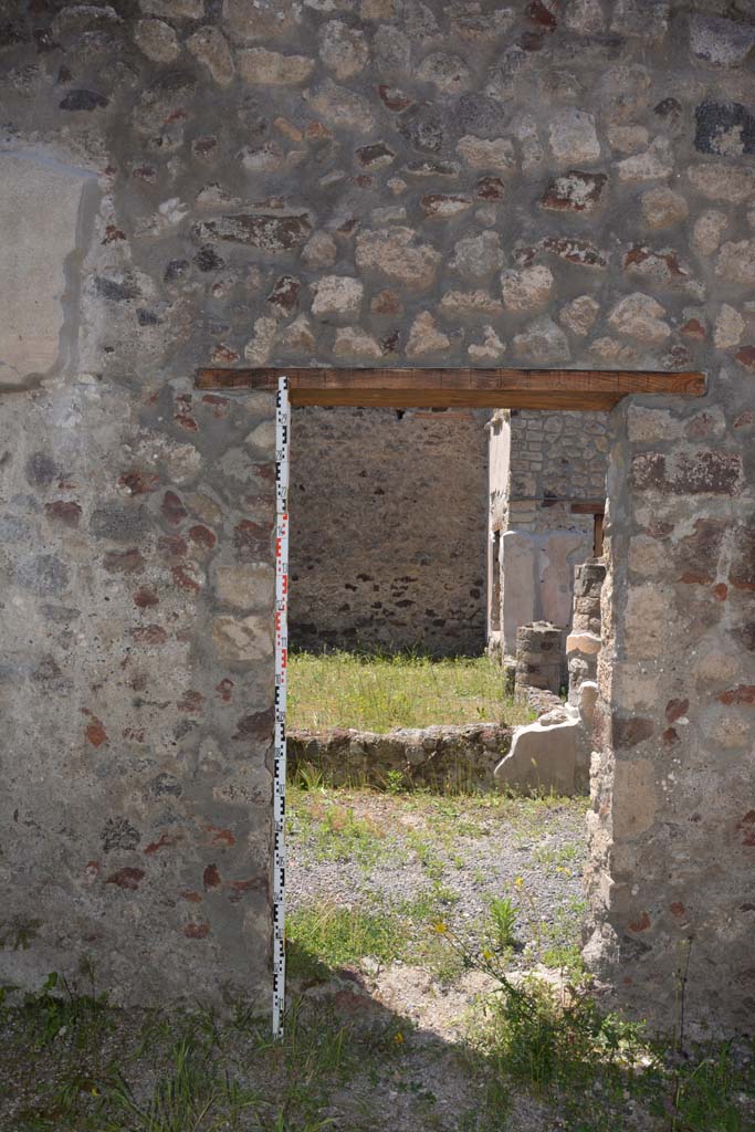 IX.5.9 Pompeii. May 2017. 
Room “m”, west wall at south end, with a doorway to east portico “k”.
Foto Christian Beck, ERC Grant 681269 DÉCOR.