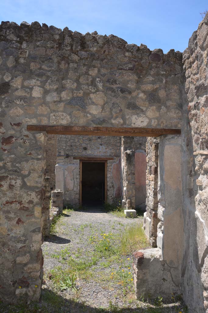 IX.5.9 Pompeii. May 2017. 
Room “m”, west wall at north end, with doorway to east portico “k”.
Foto Christian Beck, ERC Grant 681269 DÉCOR.