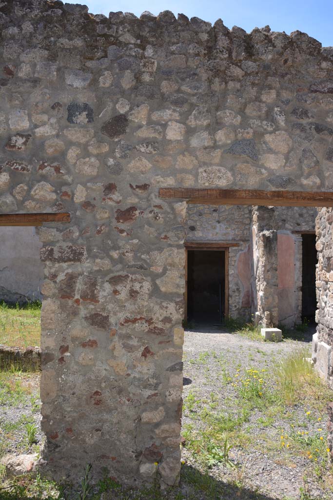 IX.5.9 Pompeii. May 2017. 
Room “m”, looking towards upper wall above doorways in west wall, looking out onto east portico “k”.
Foto Christian Beck, ERC Grant 681269 DÉCOR.