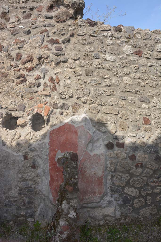 IX.5.9 Pompeii. May 2017. 
Room “n/q”, remains of painted east wall with other wall separating two rooms.
Foto Christian Beck, ERC Grant 681269 DÉCOR.