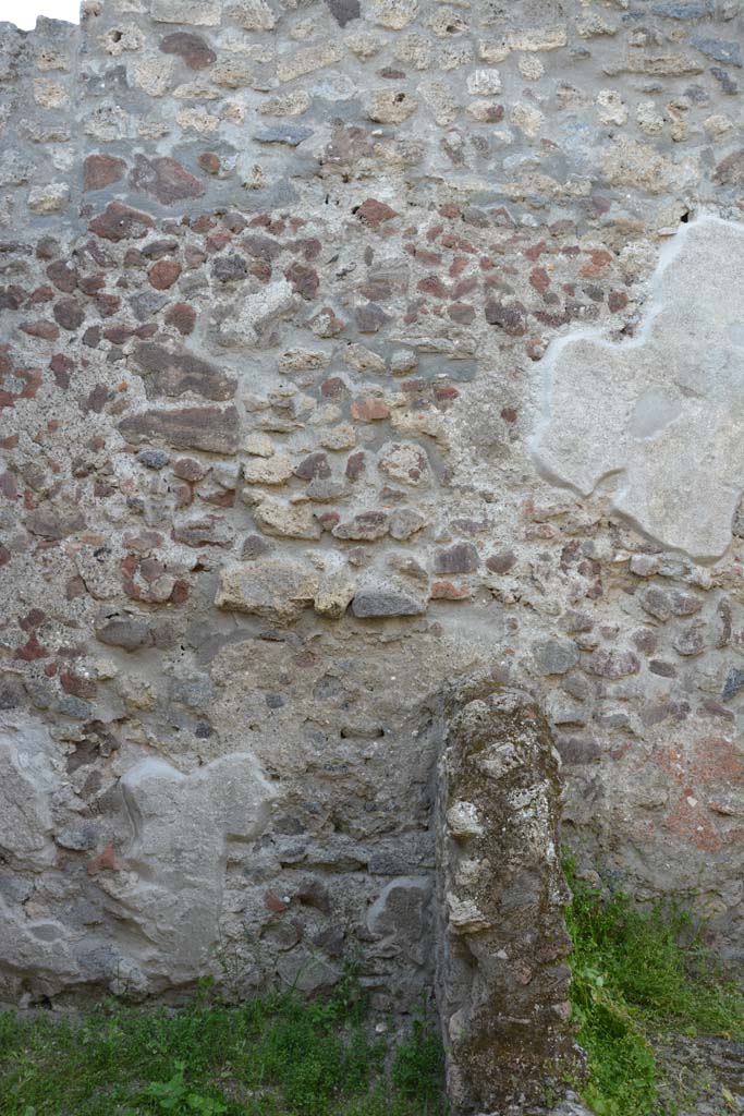 IX.5.9 Pompeii. May 2017. Room “n/q”, west wall with small wall dividing two rooms.
Foto Christian Beck, ERC Grant 681269 DÉCOR.