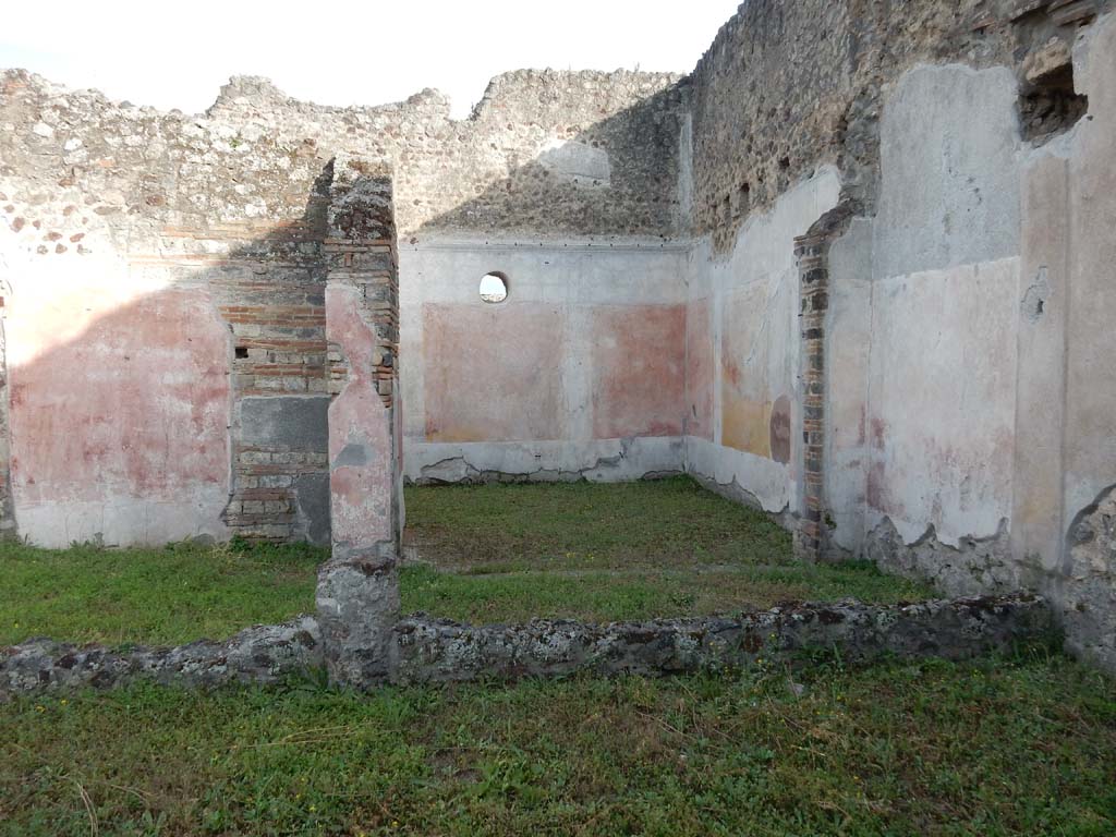 IX.5.9 Pompeii. June 2019. 
Looking south across peristyle to wall of room “o”, on left, and room “p” in corner. Photo courtesy of Buzz Ferebee.