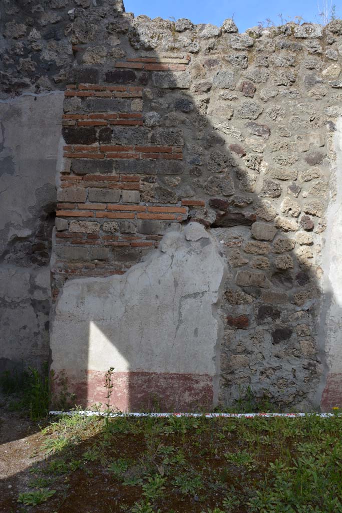 IX.5.9 Pompeii. May 2017. 
Room “o”, north end of east wall, with recess in north-east corner, on left.
Foto Christian Beck, ERC Grant 681269 DÉCOR.