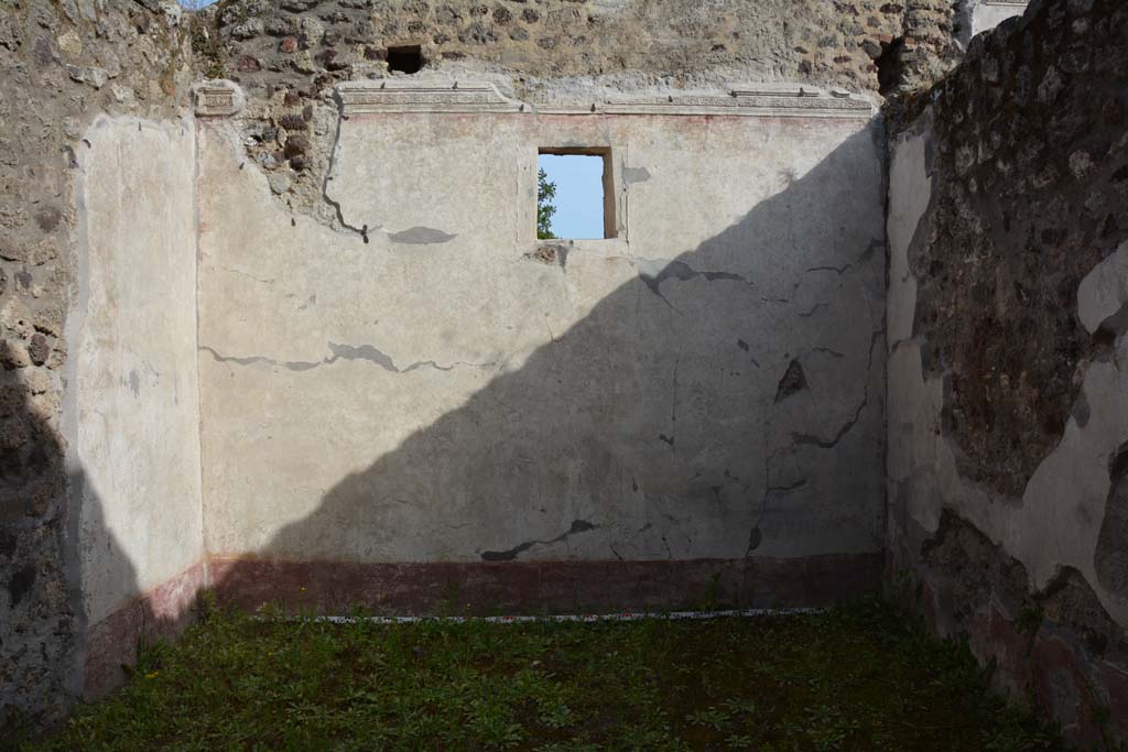 IX.5.9 Pompeii. May 2017. Room “o”, looking towards south wall with window taking light from the peristyle of IX.5.14-16.
Foto Christian Beck, ERC Grant 681269 DÉCOR.
According to PPM – 
the decoration of this wall, completed with a polychrome stucco cornice, would have been based on a two-panel scheme with a narrow central compartment (with plants in the red zoccolo, and with candelabra in the white middle zone).
See Carratelli, G. P., 1990-2003. Pompei: Pitture e Mosaici. IX. (9). Roma: Istituto della enciclopedia italiana, (p.523).