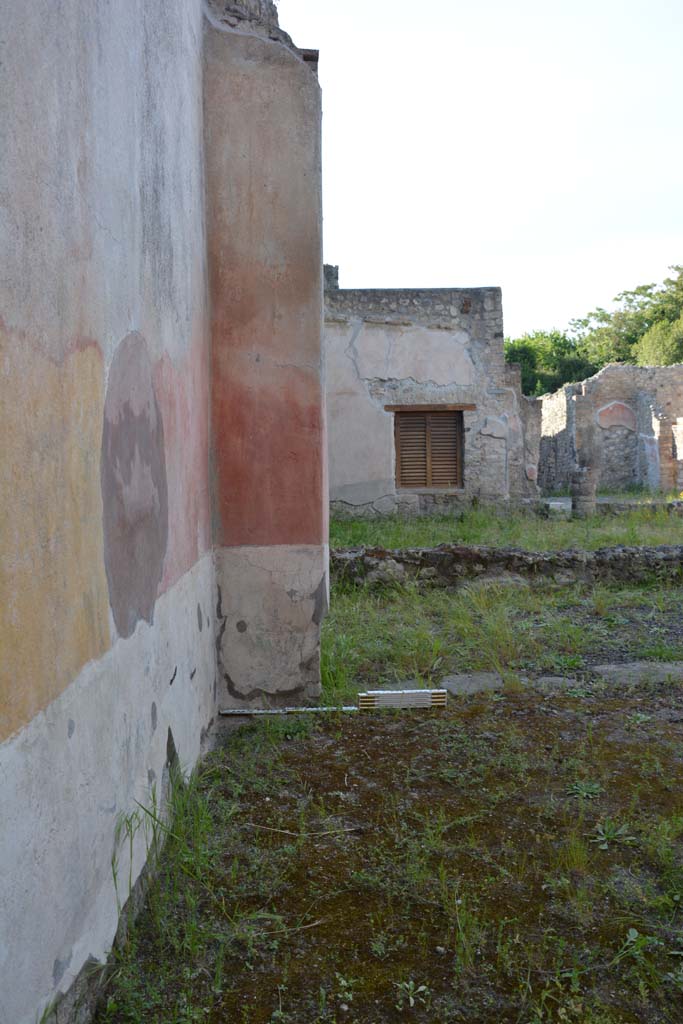 IX.5.9 Pompeii. May 2017. 
Room “p”, looking north to north-west corner and through doorway onto peristyle.
Foto Christian Beck, ERC Grant 681269 DÉCOR.