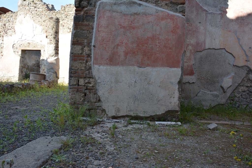 IX.5.9 Pompeii. May 2017. Room “p”, looking east to decoration on lower doorway pilaster.
Foto Christian Beck, ERC Grant 681269 DÉCOR.
IX.5.9 Pompeii. May 2017. Room “p”, looking east to decoration on lower doorway pilaster.
Foto Christian Beck, ERC Grant 681269 DÉCOR.
According to PPM, 
this doorway pilaster was decorated with a black zoccolo decorated with painted plants and above this was painted red with a carpet border of semicircles.
See Carratelli, G. P., 1990-2003. Pompei: Pitture e Mosaici. IX (9). Roma: Istituto della enciclopedia italiana, (p.524).