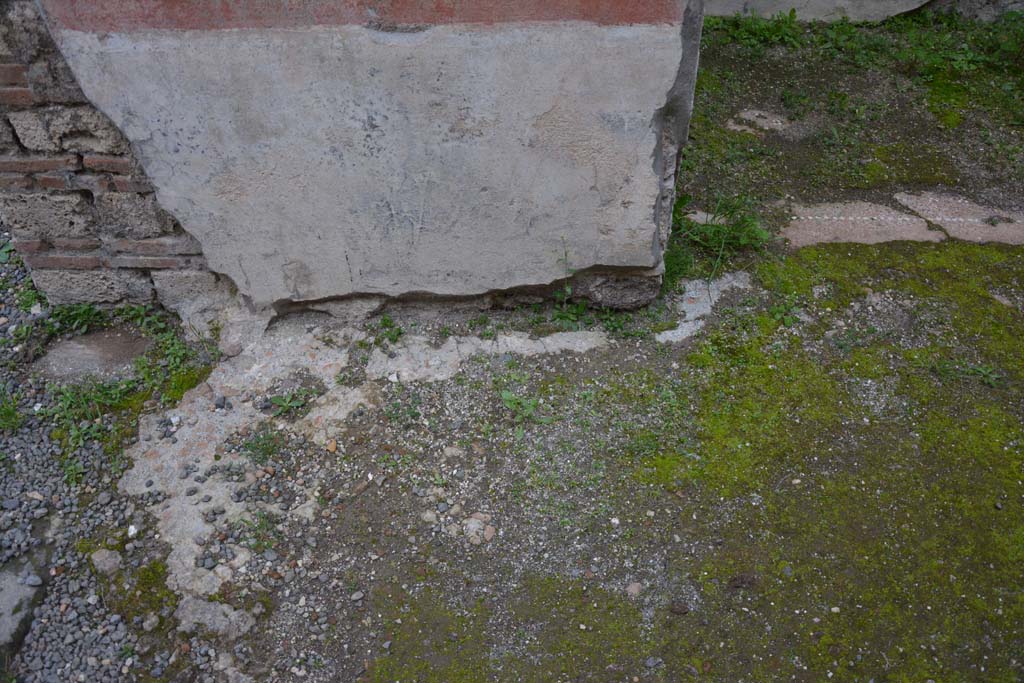IX.5.9 Pompeii. March 2017. Room “p”, lower doorway pilaster on east side of doorway, and flooring. 
Foto Christian Beck, ERC Grant 681269 DÉCOR.