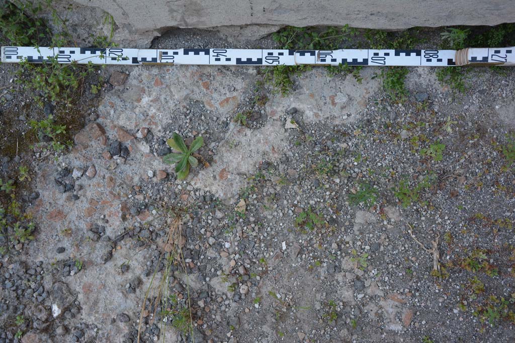 IX.5.9 Pompeii. May 2017. Room “p”, detail of flooring at base of pilaster on east side of doorway. 
Foto Christian Beck, ERC Grant 681269 DÉCOR.