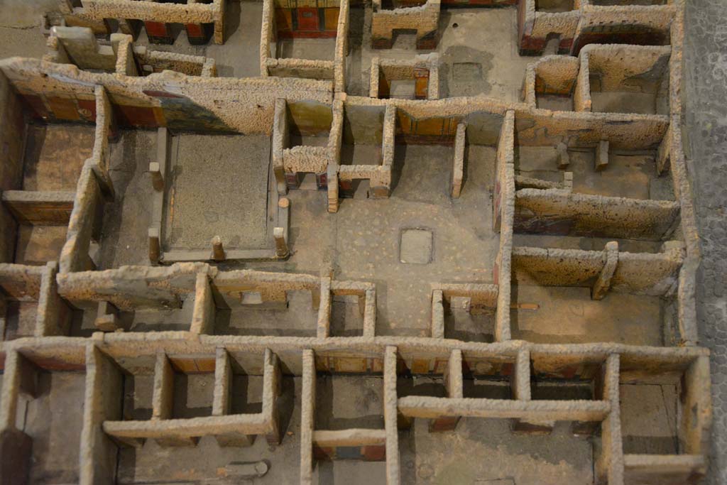 IX.5.9 Pompeii, across centre.  July 2017. Entrance doorway, on right into atrium, and with garden area, on left. 
From cork model in Naples Archaeological Museum.
Foto Annette Haug, ERC Grant 681269 DÉCOR