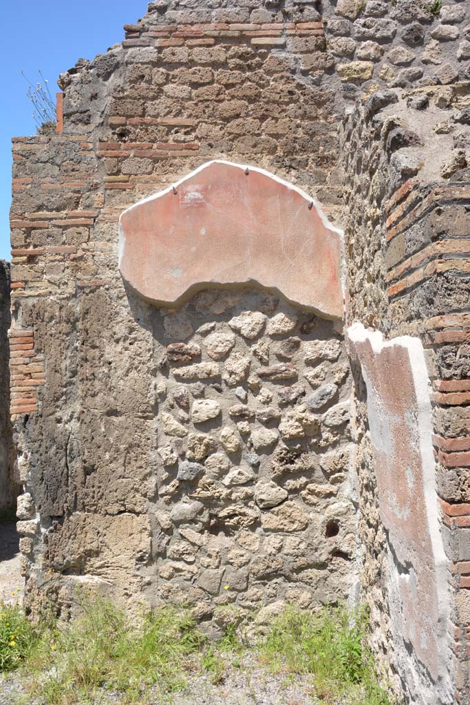 IX.5.9 Pompeii. May 2017. 
Room “b”, looking towards north wall of atrium in north-east corner, on east side of entrance corridor/fauces.  
Foto Christian Beck, ERC Grant 681269 DÉCOR.