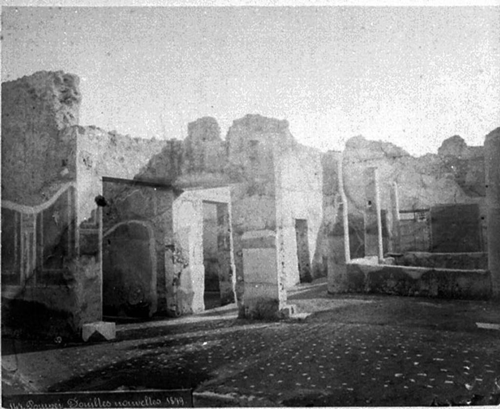 IX.5.9 Pompeii. Photo c.1880 of atrium. Peristyle “i” is at the rear on the right. 
Behind the peristyle the doorway of room “o” can be seen on the left.
Rooms “g” and “h” are at the front left and through the peristyle doorway are rooms “m” and “n”.