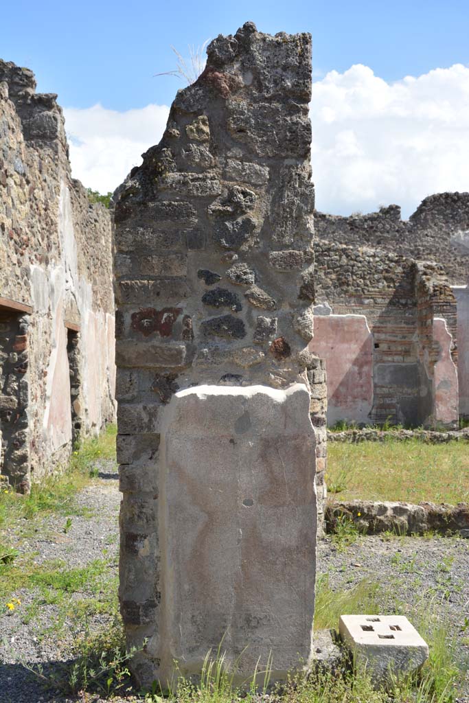 IX.5.9 Pompeii. May 2017. 
Room “b”, looking south to pilaster in south-east corner of atrium, dividing it from north portico.
Foto Christian Beck, ERC Grant 681269 DÉCOR.