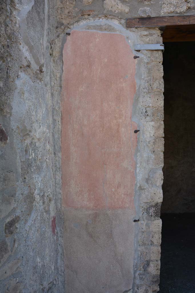 IX.5.9 Pompeii. May 2017. 
Room “b”, looking towards west wall in south-west corner of atrium, on south side of doorway to room “e”. 
Foto Christian Beck, ERC Grant 681269 DÉCOR.