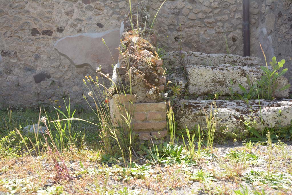 IX.5.9 Pompeii. May 2017. 
Room “b”, looking west to remains of pilaster between doorway to room “d”, on left, and room “c”, on right. 
Foto Christian Beck, ERC Grant 681269 DÉCOR.
