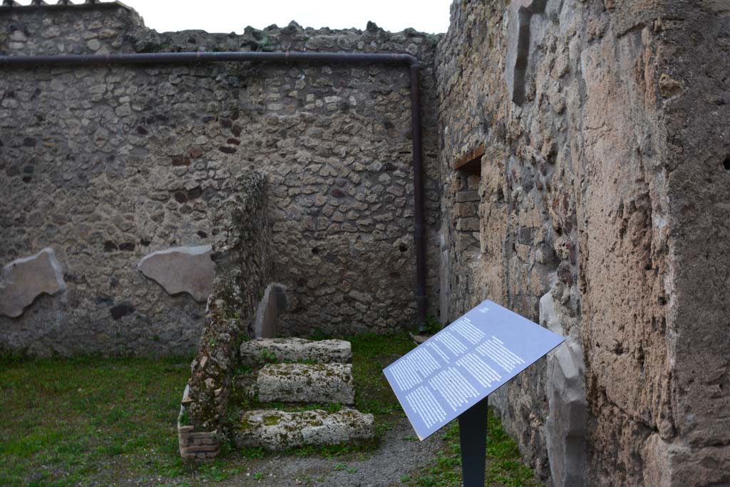 IX.5.9 Pompeii. March 2017. Room “b”, looking west across north end of atrium towards room “c”.
Foto Christian Beck, ERC Grant 681269 DÉCOR.