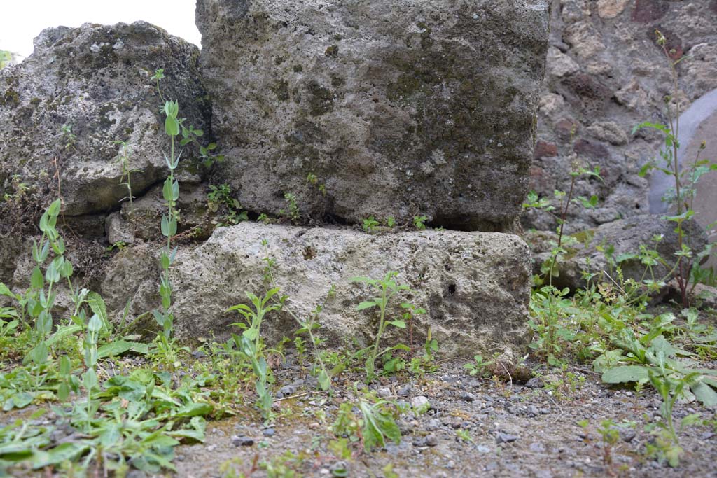 IX.5.9 Pompeii. May 2017. Room “c”, detail of steps, looking south to north side. 
Foto Christian Beck, ERC Grant 681269 DÉCOR.
