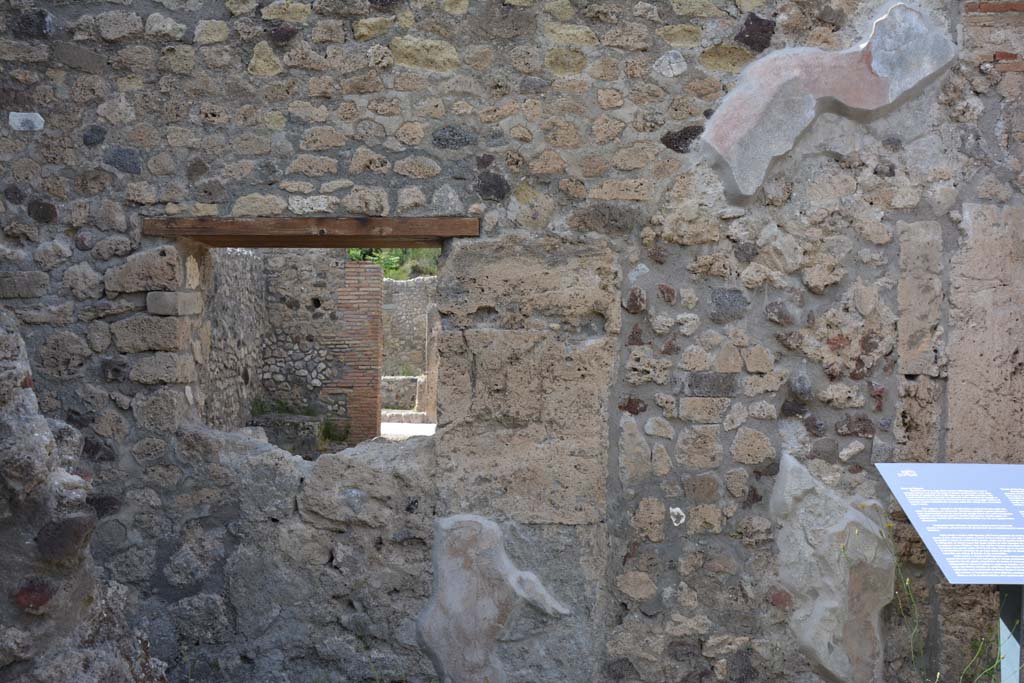 IX.5.9 Pompeii. May 2017. Room “c”, looking towards north wall with window to shop at IX.5.8.
Foto Christian Beck, ERC Grant 681269 DÉCOR.