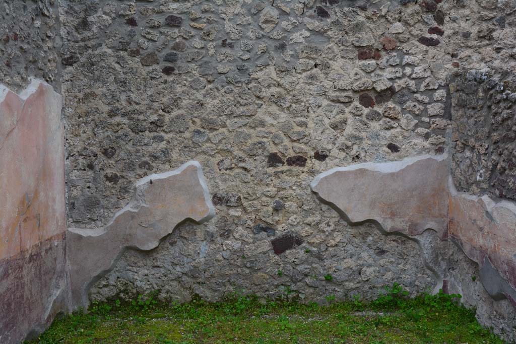 IX.5.9 Pompeii. March 2017. Room “d”, looking towards west wall.
Foto Christian Beck, ERC Grant 681269 DÉCOR.
According to PPM – on this wall was a painting of a young child and a bird, which has now completely fallen.
See Carratelli, G. P., 1990-2003. Pompei: Pitture e Mosaici. IX. (9). Roma: Istituto della enciclopedia italiana, (p.492).