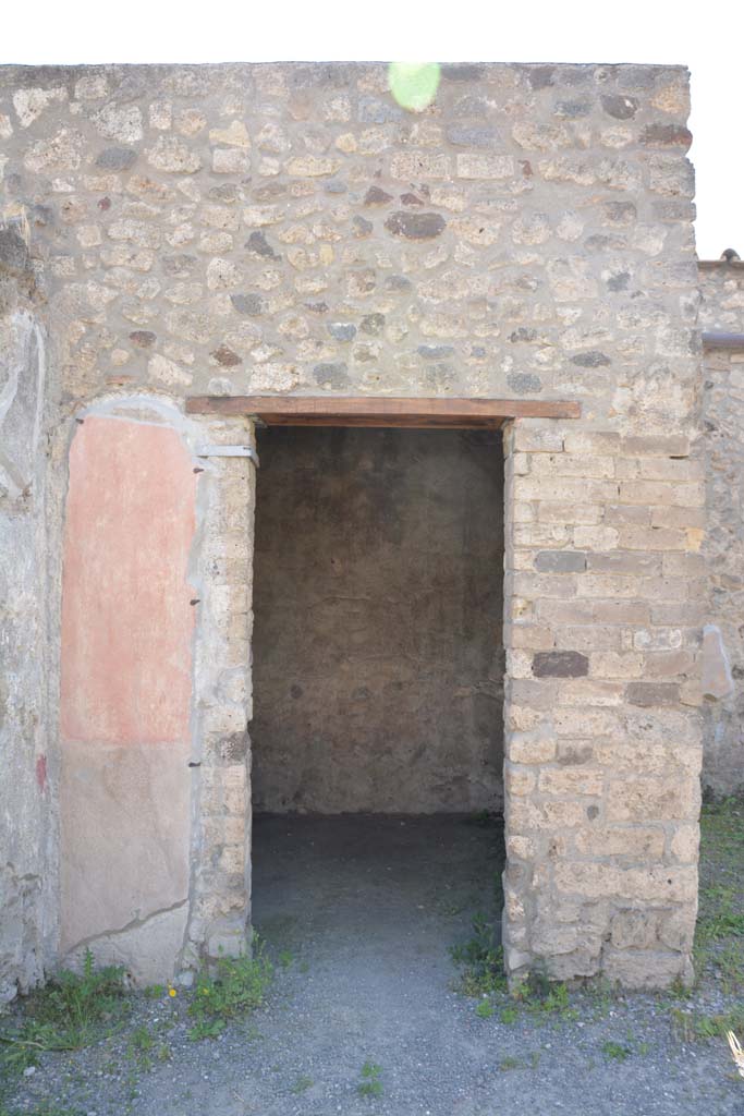 IX.5.9 Pompeii. May 2017. 
Room “e”, looking west to doorway in south-west corner of atrium “b”. 
Foto Christian Beck, ERC Grant 681269 DÉCOR.
