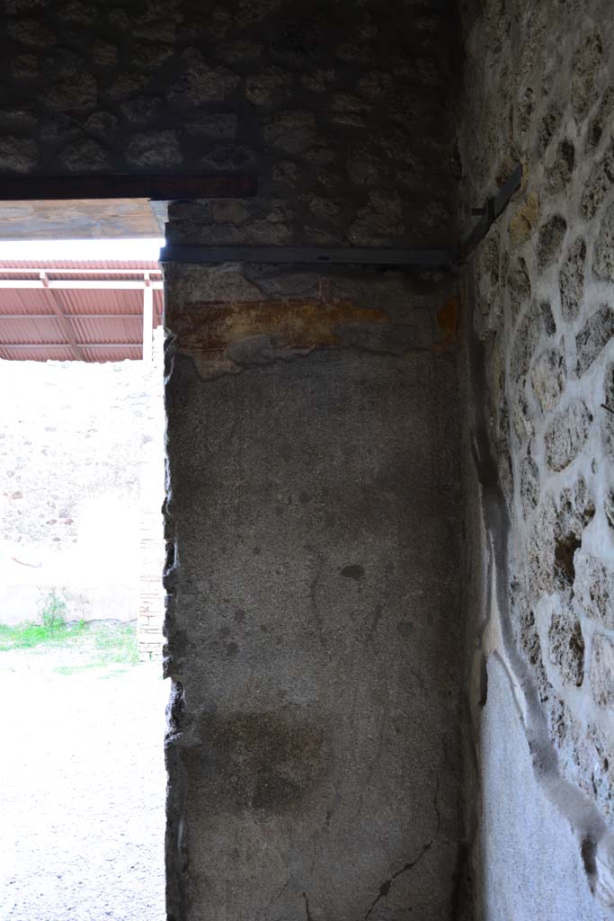 IX.5.9 Pompeii. March 2017. Room “e”, looking towards east wall in south-east corner.
Foto Christian Beck, ERC Grant 681269 DÉCOR.
