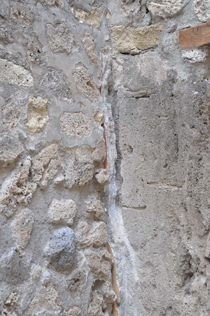 IX.5.9 Pompeii. July 2017. Room “f”, detail from north-west corner on west side of window.
Foto Annette Haug, ERC Grant 681269 DÉCOR