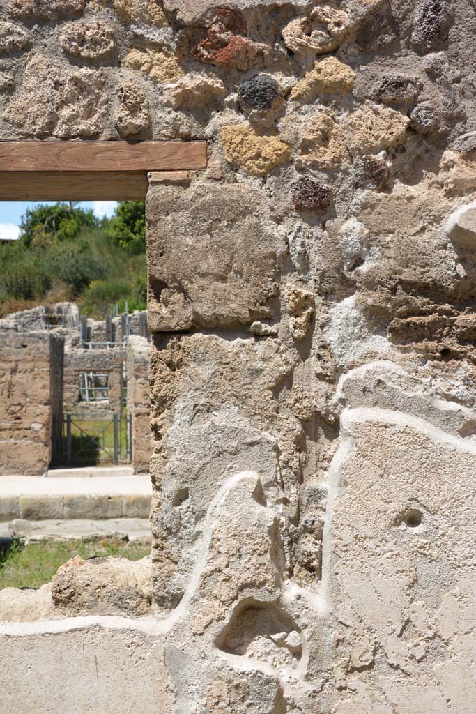IX.5.9 Pompeii. May 2017. Room “f”, east side of north wall.
Foto Christian Beck, ERC Grant 681269 DÉCOR.