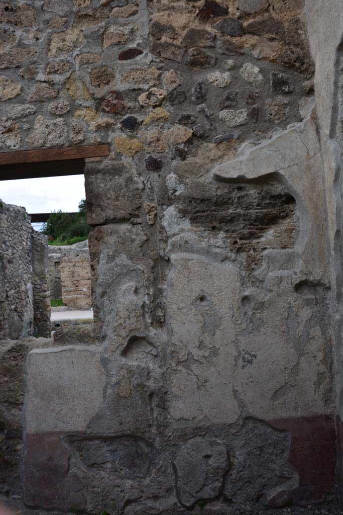 IX.5.9 Pompeii. March 2017. Room “f”, north wall on east side of window.
Foto Christian Beck, ERC Grant 681269 DÉCOR.