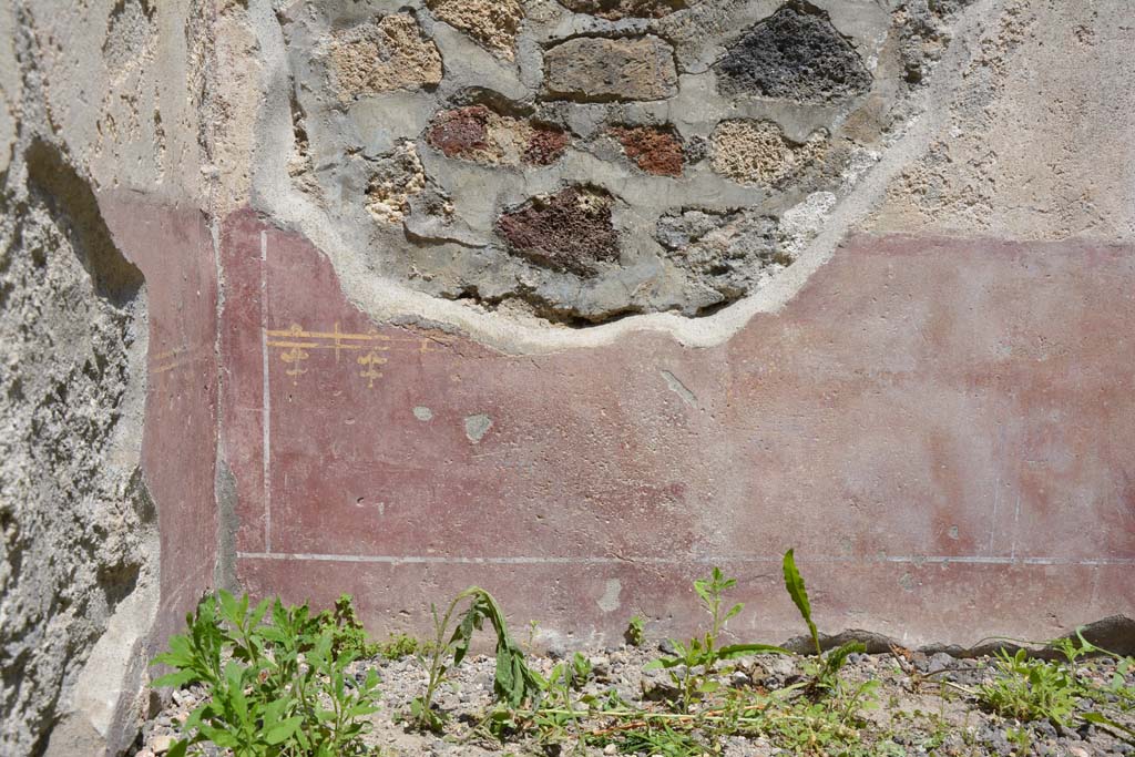 IX.5.9 Pompeii. May 2017. Room “f”, lower east wall in north-east corner.
Foto Christian Beck, ERC Grant 681269 DÉCOR.