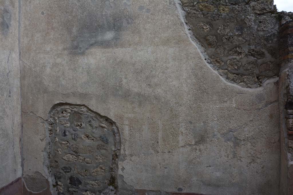 IX.5.9 Pompeii. March 2017. Room “f”, looking towards south wall.
Foto Christian Beck, ERC Grant 681269 DÉCOR.
According to PPM – 
this wall also had a red painted zoccolo, with two white panels above separated by a compartment containing a painted candelabra.
In the two side panels were paintings, a peacock on the left, and a mask on the right.
See Carratelli, G. P., 1990-2003. Pompei: Pitture e Mosaici. IX. (9). Roma: Istituto della enciclopedia italiana, (p.492).
