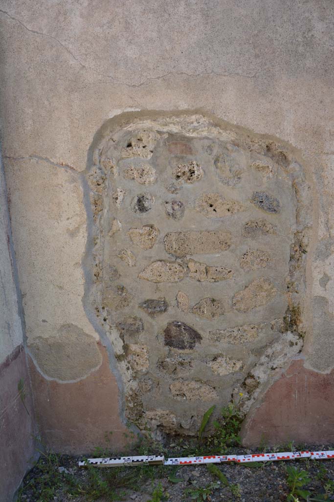 IX.5.9 Pompeii. May 2017. 
Room “f”, south wall in south-east corner, a hole made by ancient searchers.
Foto Christian Beck, ERC Grant 681269 DÉCOR.