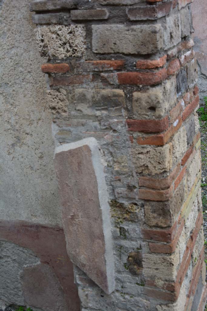 IX.5.9 Pompeii. March 2017. Room “f”, south side of doorway.
Foto Christian Beck, ERC Grant 681269 DÉCOR