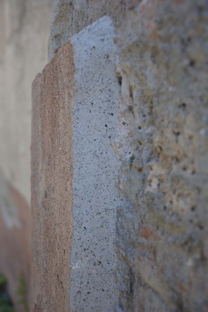 IX.5.9 Pompeii. May 2017. Room “f”, thickness of plaster on south side of doorway.
Foto Christian Beck, ERC Grant 681269 DÉCOR.