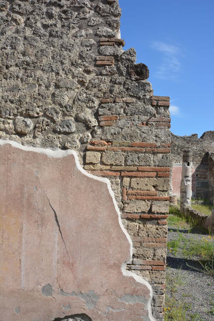 IX.5.9 Pompeii. May 2017. Room “g”, looking south to pilaster on west end of south wall.
Foto Christian Beck, ERC Grant 681269 DÉCOR.