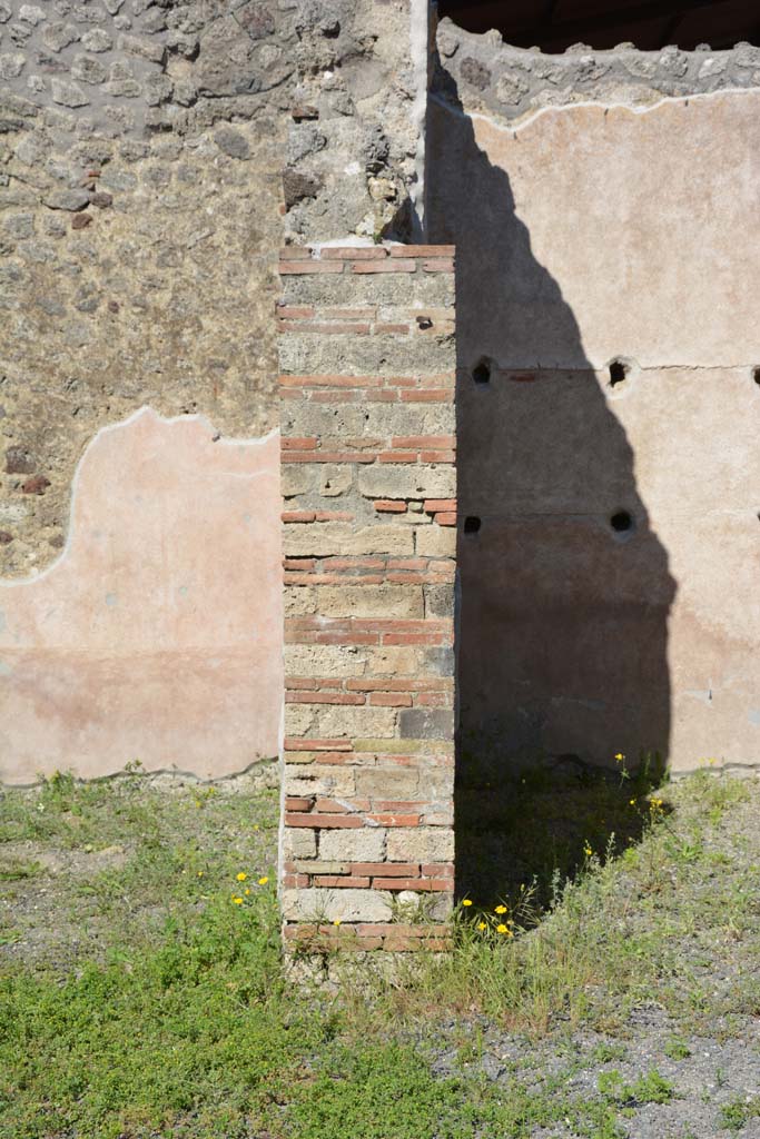 IX.5.9 Pompeii. May 2017. 
Room “g”, looking east to pilaster between room “g” on left, and room “h” on right.
Foto Christian Beck, ERC Grant 681269 DÉCOR.