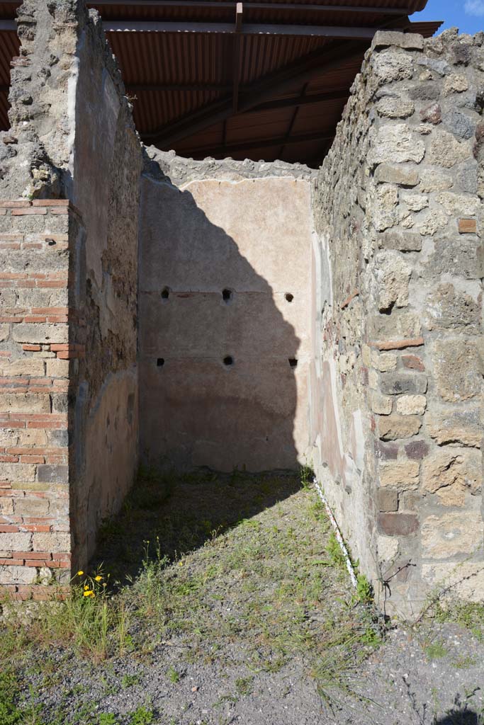 IX.5.9 Pompeii. May 2017. Room “h”, looking east from south-east corner of atrium “b”.
Foto Christian Beck, ERC Grant 681269 DÉCOR.