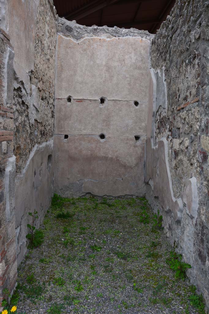 IX.5.9 Pompeii. March 2017. Room “h”, looking east across small storeroom or cupboard.
Foto Christian Beck, ERC Grant 681269 DÉCOR.