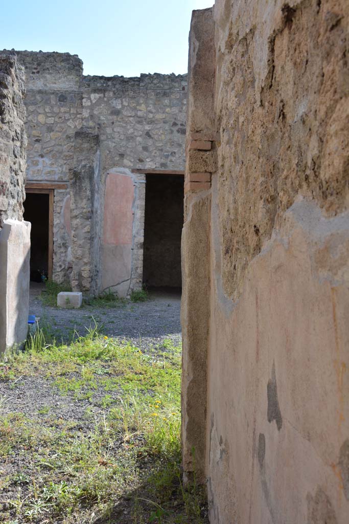 IX.5.9 Pompeii. May 2017. 
Room “h”, looking west along north wall towards north-west corner.
Foto Christian Beck, ERC Grant 681269 DÉCOR.