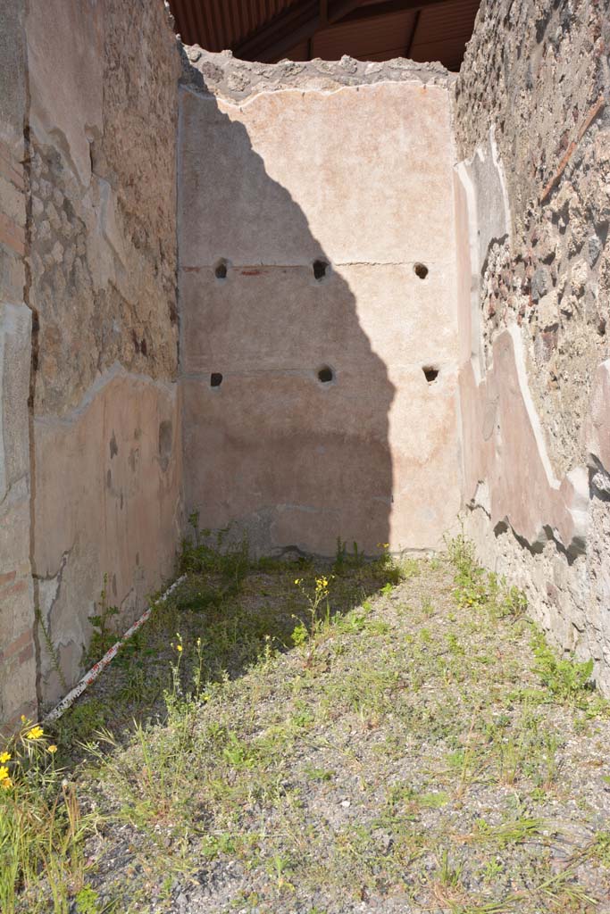 IX.5.9 Pompeii. May 2017. Room “h”, looking east along north wall, on left.
Foto Christian Beck, ERC Grant 681269 DÉCOR.
