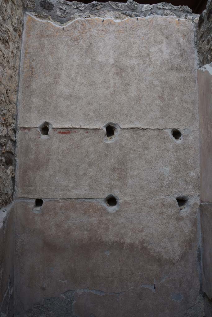 IX.5.9 Pompeii. March 2017. Room “h”, looking towards east wall with holes for shelving supports.
Foto Christian Beck, ERC Grant 681269 DÉCOR.