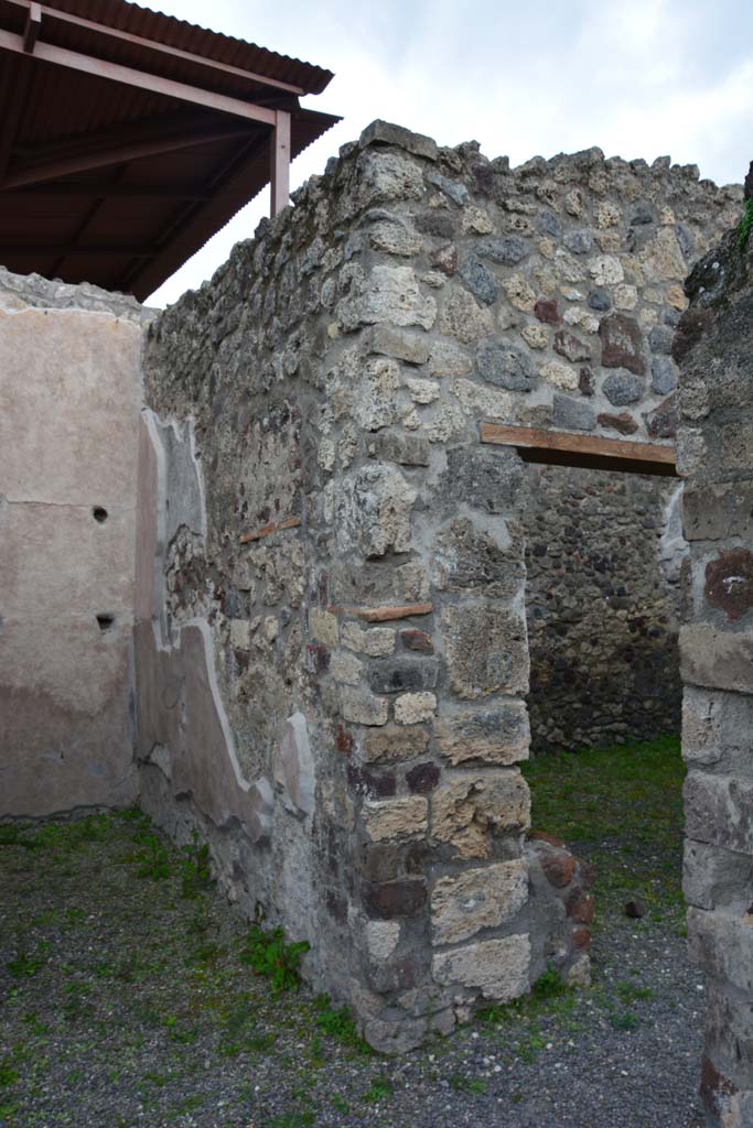 IX.5.9 Pompeii. March 2017. Room “h”, south wall with pilaster separating room “m”, centre right.
Foto Christian Beck, ERC Grant 681269 DÉCOR.
