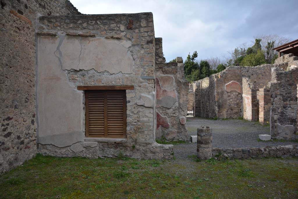 IX.5.9 Pompeii. March 2017. Room “i”, looking north along west side of peristyle towards atrium “b”.
Foto Christian Beck, ERC Grant 681269 DÉCOR.